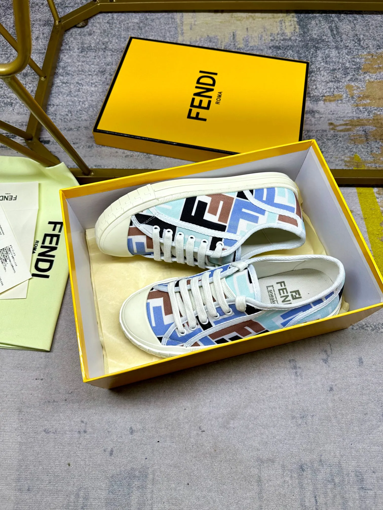 Couple style 💰460❤️Fendi Fendi's latest couple canvas shoes ❑ Fabric: Original customized imported jacquard canvas material ❑ Inner lining: Imported canvas material ❑ Sole: Original molded non-slip TPU outsole ❑ Bottom thickness: 2.5cm ❑ Size: Women's 35-40/Men's 39-45